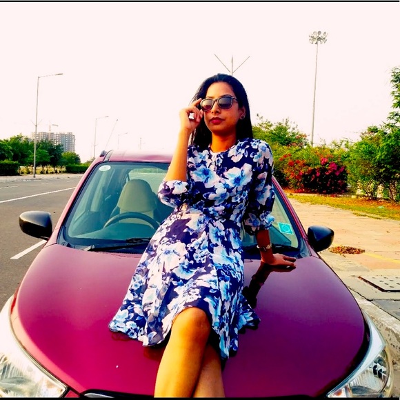 Floral printed dress above, knee on model 5’8 - Picture 5 of 5